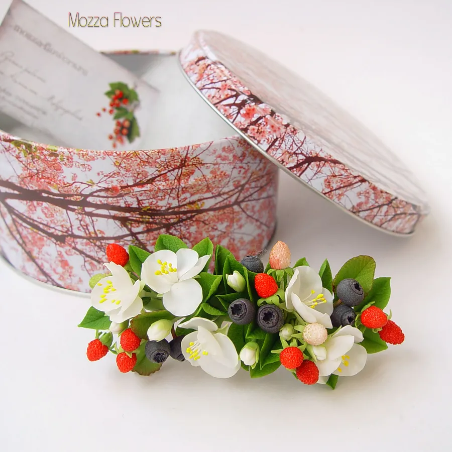 Заколка с яблоней, черникой и земляникой.