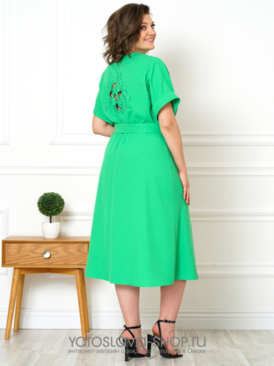 Летнее женское платье зеленого цвета с узором на спине