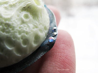 Мистическая луна. Брошь в виде луны из полимерной глины. Украшение светится в темноте