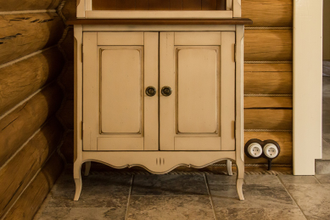 Витрина открытая с перекрестиями, на тумбе.