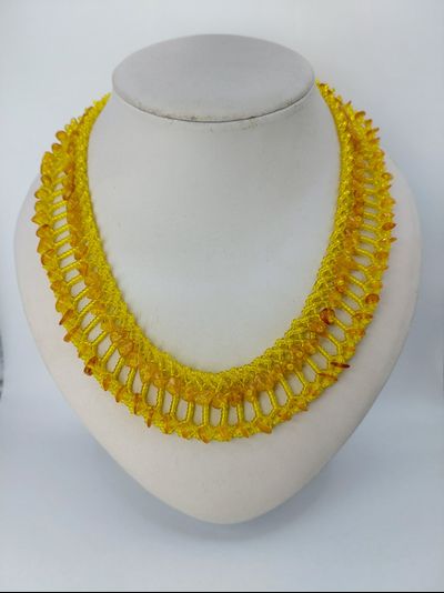 Колье из желто-медового янтаря и чешского бисера