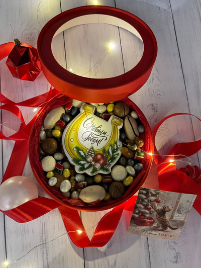 Шляпная коробка с орехами на Новый год