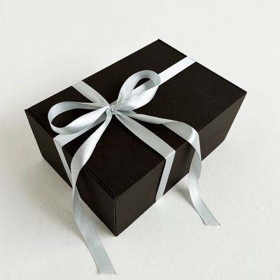 Большая подарочная коробка GILEV 37x26x12см с серебряной лентой и наполнителем