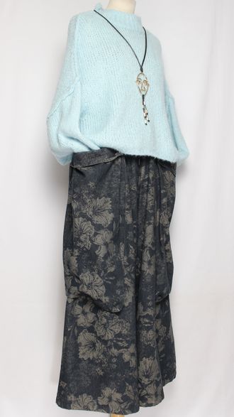 БРЮКИ-ЮБКА джинс-гобелен "КРЕАТИВНЫЕ КАРМАНЫ" крупные цветы синии, черные р.46-54