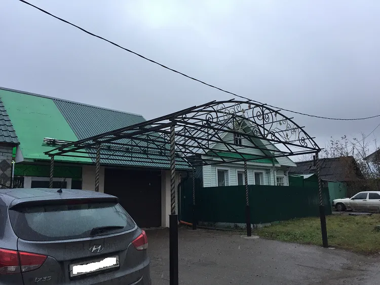 Навес изготовлен из профильной трубы:
Столбы - 80х80х3 мм.
Фермы и лаги - 50х25х3 мм и 40х25х2 мм.
Сотовый поликарбонат - 8 мм цвет бронза.
Габариты - 5х5 м.
