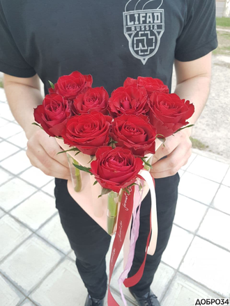 Красные розы в пробирках в форме сердца фото4