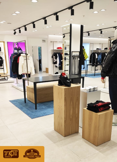 Стол для одежды и тумба с выкатными ящиками