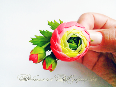 Зажим для волос с ярким ранункулюсом.