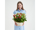 Корзина ярких тюльпанов