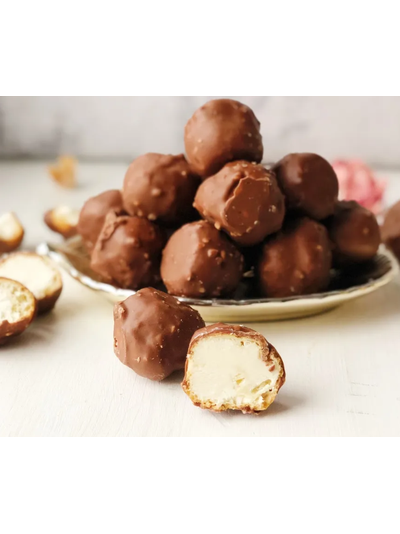 Профитроль со сливками и фундуком в шоколадной глазури Poppies  Нидерланды. Цена за кг