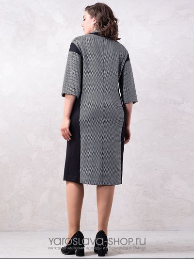 Элегантное трикотажное платье серо-черного цвета с рубашечным воротником