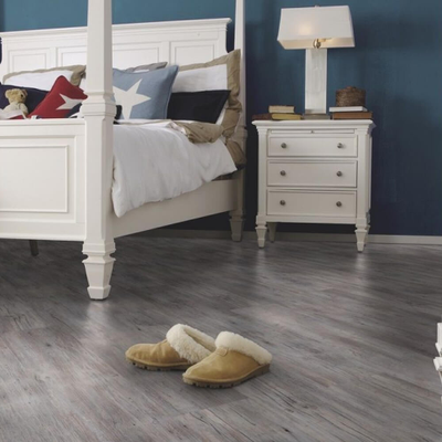 Виниловый пол Wineo 800 Wood Riga Vibrant Pine DLC00082 в интерьере комнаты