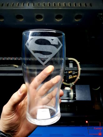 Пивной бокал "Супермен" лазерная гравировка