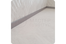 Премиальное качество: установка плинтуса Dollken в цвете платиновое серебро гарантирует высокое качество материала и благородный внешний вид.