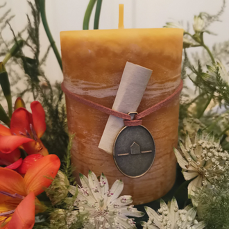 Интерьерная композиция с цветами, свеча и подсвечник в наборе