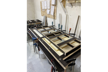 А что Вы думали?) Просто в форму гипса залить и потом достать панельку?) Нет, достаточное количество оснасток для облегчения и выдерживания геометрии изделий. Этот страшный "крокодил" на столе - то с чем будем работать)