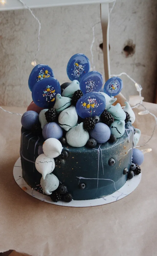 оформление безе, шоколадными шариками и леденцами.