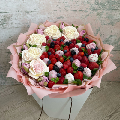 Ягодный букет с зефирными цветами