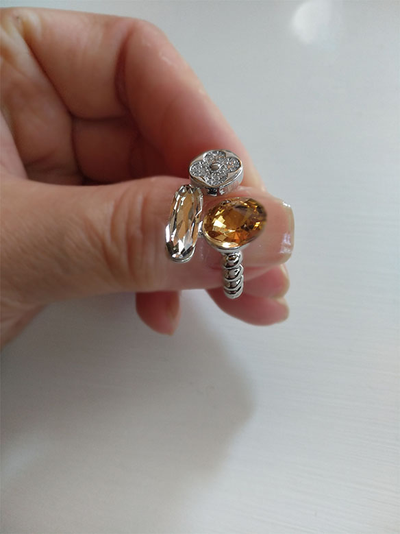 (АРТИКУЛ: 9661/81) КОЛЬЦО ЖЕНСКОЕ, СЕРЕБРИСТЫЙ МЕТАЛЛ С  ЗОЛОТИСТЫМ И СВЕТЛО-СЕРЫМ КРИСТАЛЛАМИ