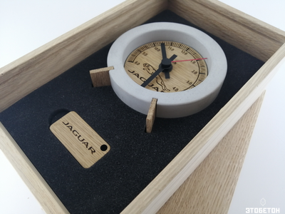 Часы настольные в подарочной коробке из дуба