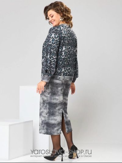 Стильный костюм в деловом стиле, состоящий из жакета и юбки