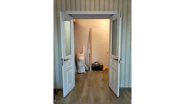 Модель: Турин (двустворчатая распашная)
Цвет: Слоновая Кость
Стекло: мателюкс
Наличник: Пилястра