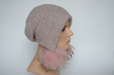 Розовая вязаная шапка ушанка с помпонами для женщин фото