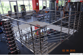 Ограждение лестничное из полированной нержавеющей стали, в фитнес-клубе в г. Казани на ул. Галимджана Баруди, 8. Лестничное ограждение изготовлено из полированной нержавеющей стали марки AISI 304, Поручень и стойки D=38мм, заполнение труба D=16мм - 6шт, 