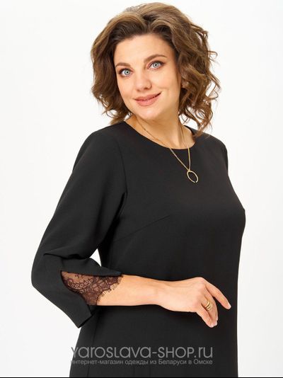 Женское платье прямого силуэта в черном цвете с кружевом