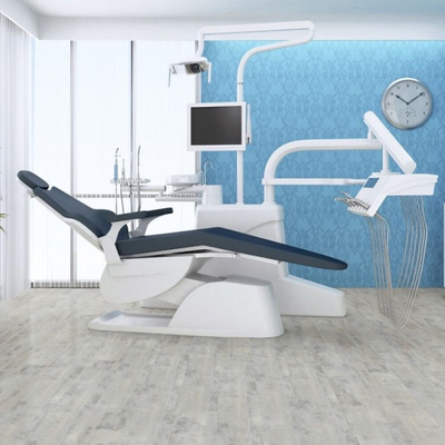 Виниловый пол Wineo 800 Wood Copenhagen Frosted Pine DLC00076 в интерьере медицинского кабинета