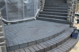 Укладка бетонной плитки на лестницу