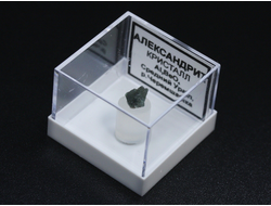 Хризоберилл, природный кристалл в пластиковом боксе, Средний Урал №22045