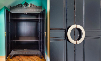 Шкаф для одежды двухдверный с резным фронтоном.