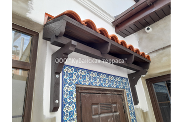 Деревянный навес с фигурными кобылками и кер.черепицей