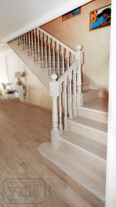 л-37. лестница на деревянном косоуре. ограждение - массив ясеня. ступени, обшивка - шпон ясеня