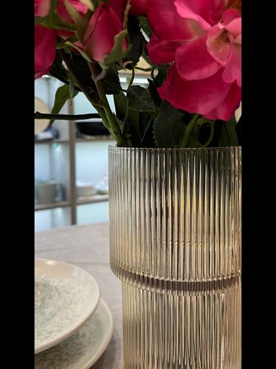 Ваза стеклянная, высота 25 см, диаметр 10 см