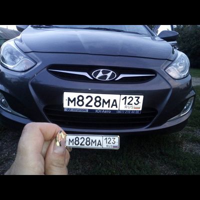 КОМПЛЕКТ 10 ШТ.: БРЕЛОК ГОС. НОМЕР АВТО. С БОРТИКАМИ «СТАНДАРТНОЕ КРЕПЛЕНИЕ» — СЕРЕБРО. 50,9*10,6 мм.