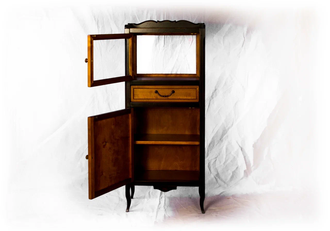 Витрина низкая, узкая на резных ножках.