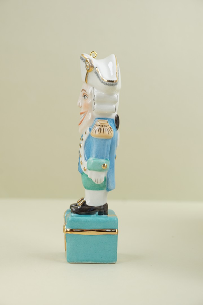 Щелкунчик на подарке (небесный)