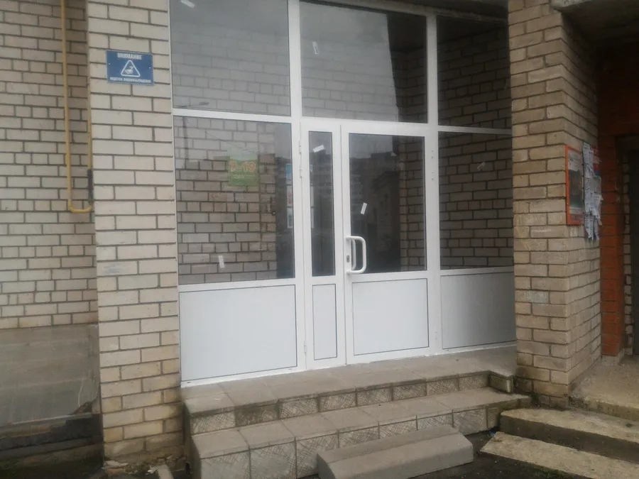 входная группа с распашной дверью из холодного алюминия. монтаж найс-окна г.Владимир, ул.Пугачева, 79. Детский развивающий центр