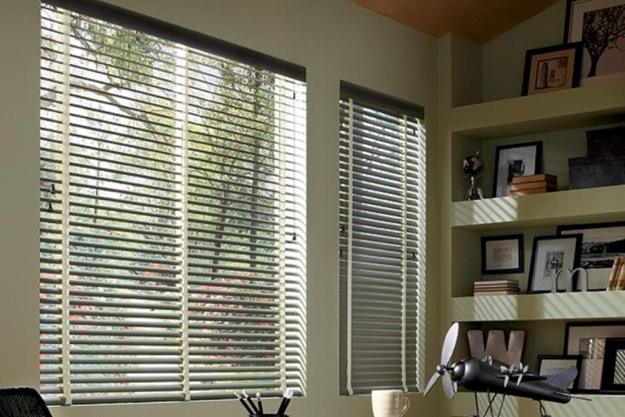 Горизонтальные жалюзи на окна в интерьере кабинета