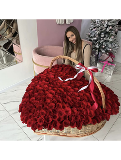 КОРЗИНА СЕРДЦЕ ИЗ 255 КРАСНЫХ РОЗ