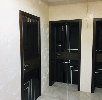 PRESTIGE. МОДЕЛЬ ULTRA 18,  ЧЕРНЫЙ LACOBEL, РИСУНОК ТРЕК/ АЛЮМИНИЕВАЯ КРОМКА ПО ТОРЦАМ  ДВЕРНОГО ПОЛОТНА