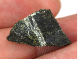 Хризотил-асбест, необработанный образец, Россия, КЧР, Урупский район, Беденский массив, м-ние Мощевая балка (23*13*9 мм, 2,6 г) №29870