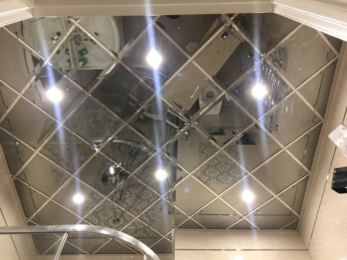 монтаж подвесного зеркального потолка