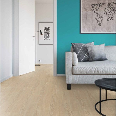 Декор ламината Wineo Дуб Спокойный Бежевый LA170XXLV4 в интерьере комнаты