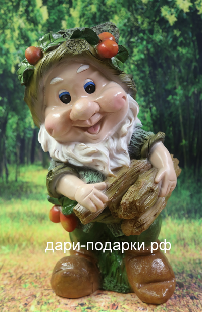 Гном с дровами и ягодами на шапке  39*22см   2,7кг    полистоун Россия 2428/09403-1*