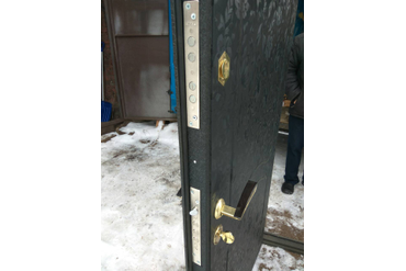 Замок верхний Меттэм сувальдный, нижний Крит цилиндровый