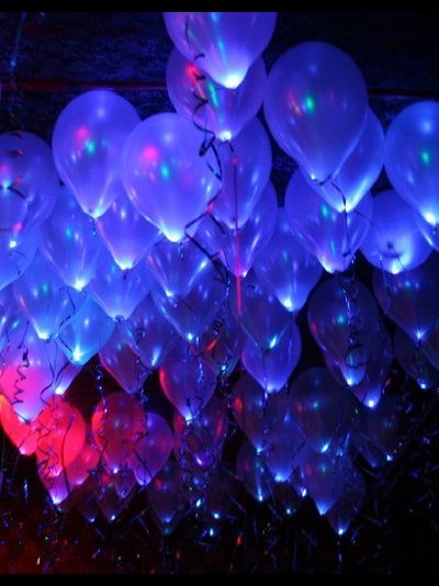 Облако из 80 светящихся шаров с гелием