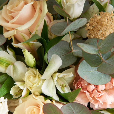 Кремовый букет с эвкалиптом